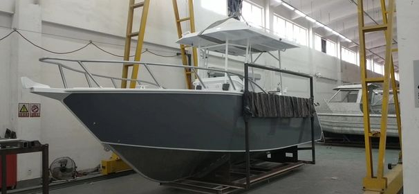 Barco de pesca de aluminio con consola central y placa de 7,5 m a la venta